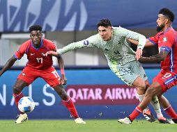 Edson Álvarez disputa el balón entre dos jugadores panameños. La defensa y el medio campo mexicano tuvieron problemas para detener a los rivales. IMAGO7/E. Espinosa