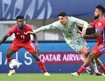 Edson Álvarez disputa el balón entre dos jugadores panameños. La defensa y el medio campo mexicano tuvieron problemas para detener a los rivales. IMAGO7/E. Espinosa