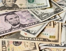 El peso mexicano se cotiza en los mercados internacionales alrededor de los 16.76 pesos por dólar. ESPECIAL/ Foto de Alexander Schimmeck en Unsplash