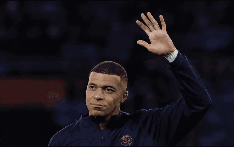 Mbappé recalcó que está centrado en lo que queda de temporada con su equipo, que aspira a ganar la liga y la copa francesas, y está en cuartos de final de Champions League. EFE / ARCHIVO