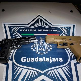 Roban camioneta, chocan al escapar y desatan tiroteo