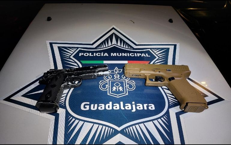 Los arrestados, Gabriel Alejandro “N”, de 21 años, y Juan Diego “N”, de 18 años, fueron llevados a los servicios médicos. ESPECIAL/ Policía de Guadalajara