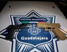 Los arrestados, Gabriel Alejandro “N”, de 21 años, y Juan Diego “N”, de 18 años, fueron llevados a los servicios médicos. ESPECIAL/ Policía de Guadalajara