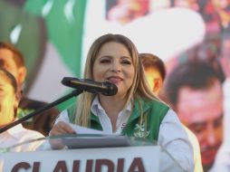 Claudia Delgadillo asistió a una pega de calcamonías en la avenida principal de la zona turística. ESPECIAL