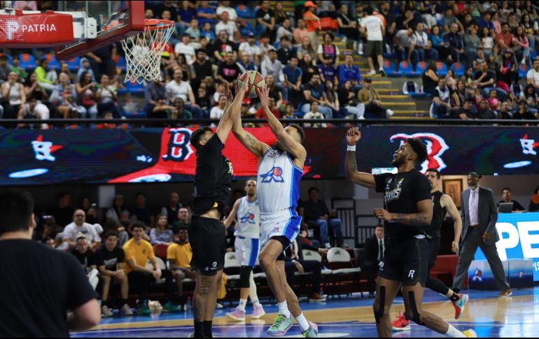 Al finalizar este encuentro Jorge Elorduy, coach de los Astros de Jalisco, reconoció las desatenciones que tuvo su equipo y que al final los llevaron a sufrir su tercer descalabro de esta campaña. X / @AstrosJalisco
