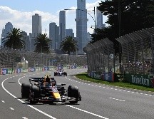 Delante de Checo Pérez arrancarán Max Verstappen (RedBull) y Carlos Sainz (Ferrari). EFE/J. Carrett