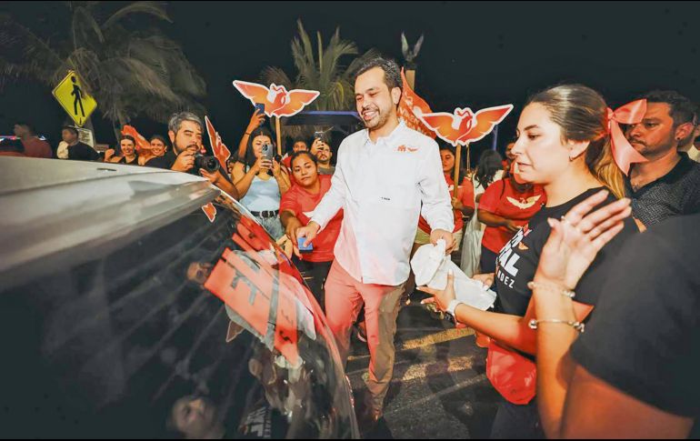 Álvarez Máynez durante la pega de calcas con el nombre de Eliseo Fernández, quien estaría fuera del proceso electoral vigente. ESPECIAL