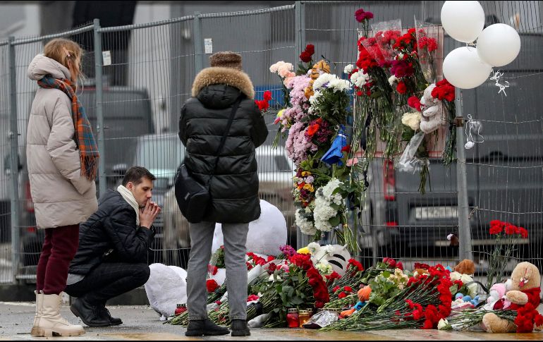 Personas dejan ofrendas en las afueras del Crocus City Hall, sitio de la masacre. EFE/M. Shipenkov