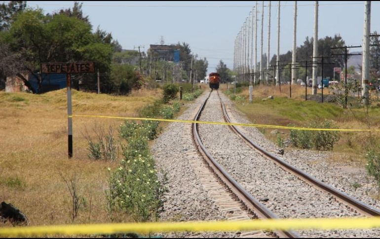 El vehículo fue arrastrado por 20 metros; testigos mencionan que el conductor intentó ganarle el paso al ferrocarril. ESPECIAL