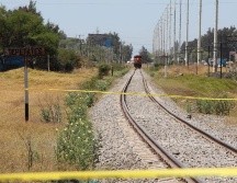 El vehículo fue arrastrado por 20 metros; testigos mencionan que el conductor intentó ganarle el paso al ferrocarril. ESPECIAL