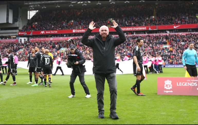 Fue dentro de un partido de leyendas entre el cuadro británico y el Ajax que este reconocido entrenador vio materializado su objetivo de alguna vez estar en el banquillo del cuadro de Liverpool. EFE/ A. VAUGHAN