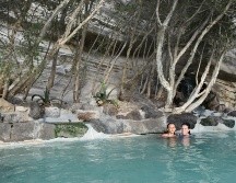 Disfruta de los beneficios de las aguas termales. Unsplash