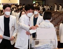 Corea del Sur tiene una de las tasas más bajas 0de médicos por población del mundo desarrollado. AP / Yoon Dong-jin