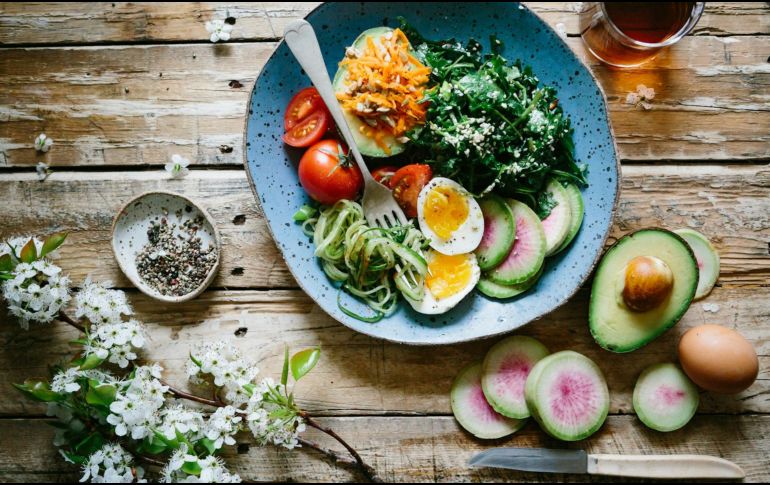 La alimentación es fundamental para llevar una vida balanceada y sana. ESPECIAL/ Foto de Brooke Lark en Unsplash