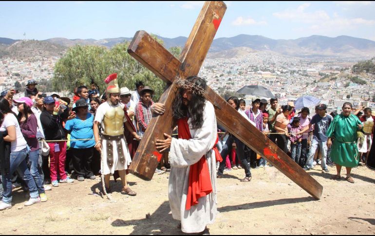 El mundo católico está convocado durante la Semana Santa a asistir a misa y participar de los rituales propios de la temporada, como los Vía Crucis. NTX / ARCHIVO