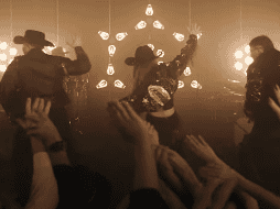 La colombiana presume de una chamara con la imagen bordada de la Virgen de Guadalupe. YOUTUBE/Shakira