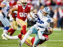 La maniobra conocida como “hip-droptackle” consiste en tomar a un corredor de la cadera y jalarlo al suelo. ESPECIAL