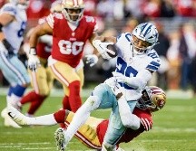 La maniobra conocida como “hip-droptackle” consiste en tomar a un corredor de la cadera y jalarlo al suelo. ESPECIAL