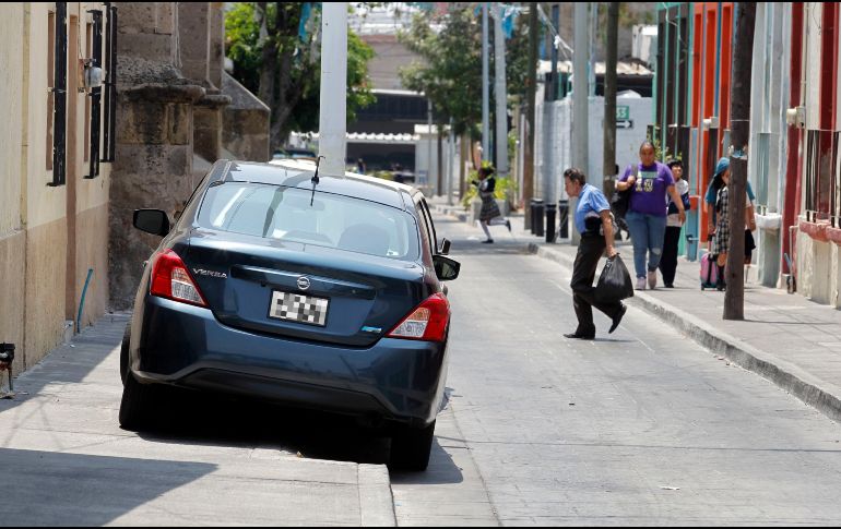 Entre los comportamientos descorteses con mayor puntaje se encuentran: estacionarse mal obstruyendo el tráfico. EL INFORMADOR / ARCHIVO