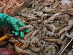 Comidas como el pescado y otros mariscos tradicionales en estas fechas, pueden llevar a padecer algunas enfermedades gastrointestinales, ya que es más fácil que los productos se descompongan al estar a la intemperie. SUN / ARCHIVO