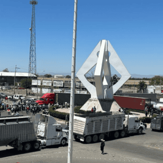 Protestan productores de leche en carreteras de Jalisco