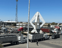 Con pancartas y sus camionetas los productores tomaron la glorieta de la virgen de San Juan. ESPECIAL
