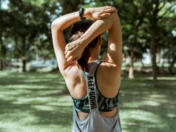 Este ejercicio ayuda a fortalecer la zona de la cintura, alargando la columna, mejorando la estabilidad pélvica, fortaleciendo los erectores de la columna y el centro del abdomen. Pexels
