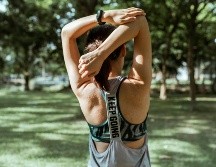 Este ejercicio ayuda a fortalecer la zona de la cintura, alargando la columna, mejorando la estabilidad pélvica, fortaleciendo los erectores de la columna y el centro del abdomen. Pexels