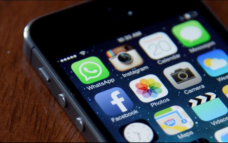  Recientemente, la aplicación de WhatsApp ha hecho una serie de cambios relacionados con las nuevas regulaciones que ha emitido la Unión Europea. Esto llevaría consigo una actualización en la mejora de las políticas de privacidad y en la manera en que se emiten mensajes a terceros hoy en día. EFE/ARCHIVO