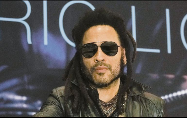 El cantante lució vigoroso, esbelto y jovial durante la presentación de su nuevo material. AP