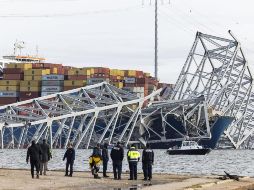 Los seis trabajaban para la empresa Brawner Builders, y se encontraban en el puente haciendo reparaciones de baches en el asfalto cuando el buque impactó y cayeron al agua a temperaturas gélidas. ESPECIAL / EFE