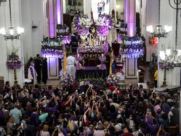 A través de estos colores, la Semana Santa no solo conmemora los eventos cruciales de la vida de Jesús, sino que también invita los fieles a reflexionar sobre los valores, como la esperanza, la pureza y el amor. AFP / ARCHIVO