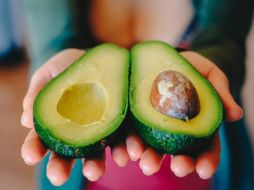 Se recomienda solo consumir medio aguacate al día, ya que este fruto contiene una gran cantidad de grasas monoinsaturadas saludables. Pixabay.