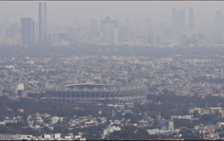 Vista de la ciudad, contaminada por el humo de incendios forestales, desde el cerro de Santa Cruz Xochitepec, en Xochimilco. SUN/F. Rojas