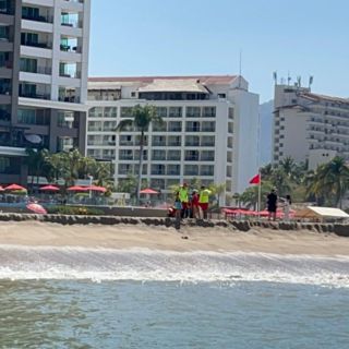 PC prohíbe realizar actividades de nado en playas de Puerto Vallarta