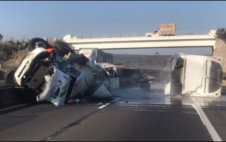 La vía se encuentra cerrada en ambos sentidos. @PCJalisco / Twitter