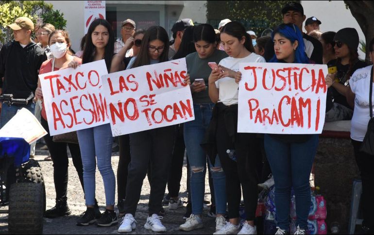 Desde la noche del miércoles, familiares, amigos y vecinos de Camila mantiene resguardado el domicilio de la vecina para que no escapen. SUN/ S. Cisneros.