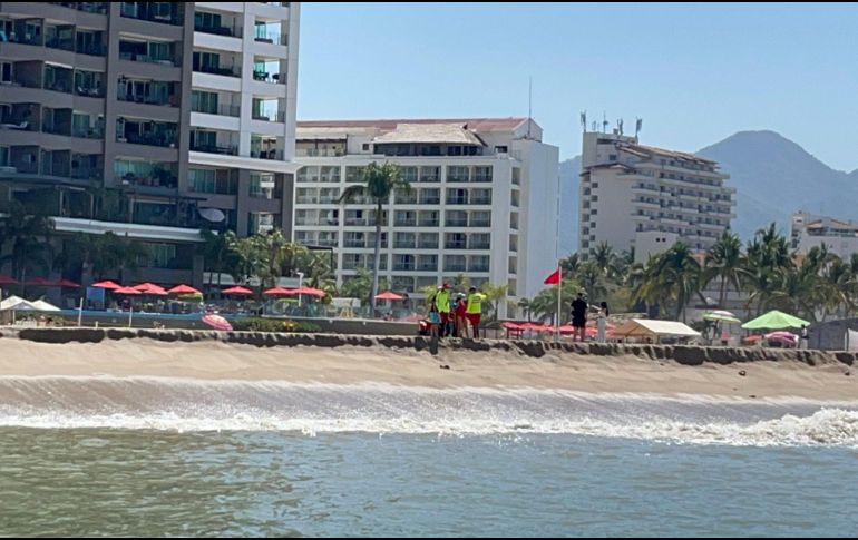 Colocaron banderas rojas para alertar a los bañistas del peligro en el mar por las corrientes de retorno. @PC