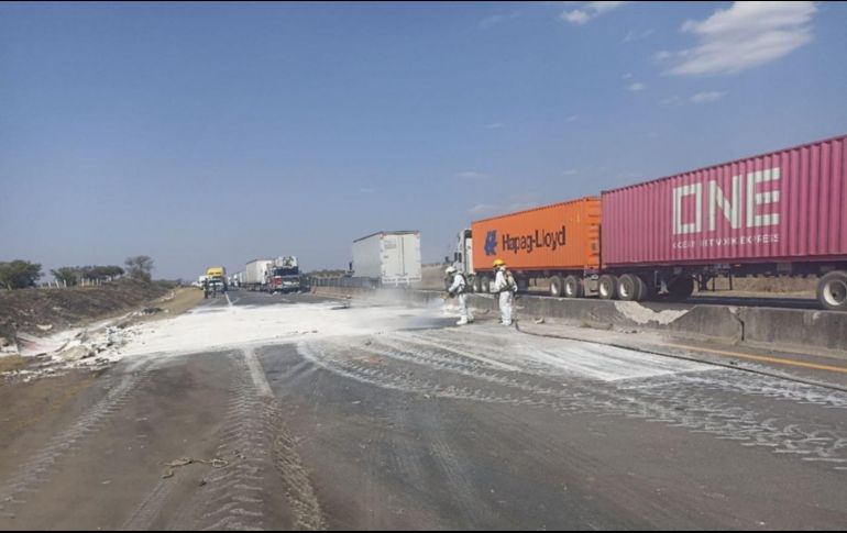 El percance provocó el cierre de la vía en ambos sentidos. @PCJalisco / Twitter