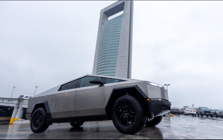 La Cybertruck  tiene un precio aproximado de un millón y medio de pesos. X/ @samuel_garcias.