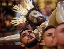 La Iglesia está de luto por la pasión y muerte de Jesucristo, por lo que los católicos emulan este evento con silencio y oración. EFE / ARCHIVO