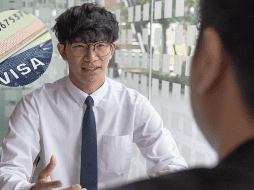 El objetivo es verificar si tu familia constituye un lazo arraigado que te llevará de regreso a tu país de origen. ESPECIAL/CANVA