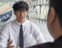 El objetivo es verificar si tu familia constituye un lazo arraigado que te llevará de regreso a tu país de origen. ESPECIAL/CANVA