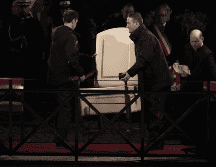 Los ujieres del Vaticano se llevan la silla del Papa Francisco antes del inicio del Vía Crucis. AP