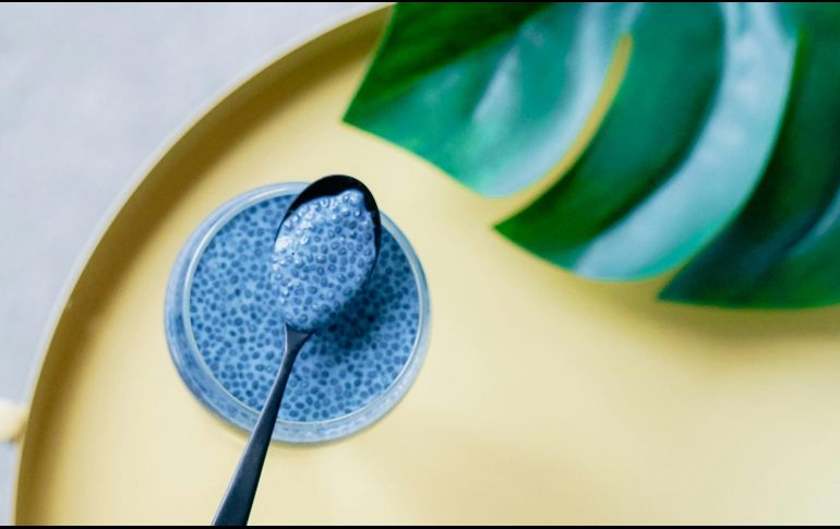 Si quieres enriquecer algún jugo o licuado con las bondades de la chía o la linaza, debes dejar remojando las semillas por algunas horas, para así activar todas sus proteínas. Unsplash