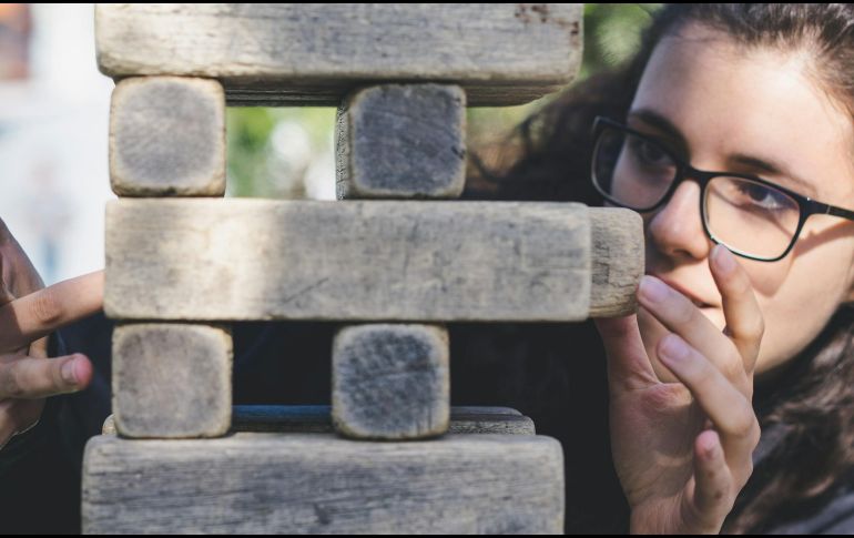 Para concentrarse en las actividades, esencial evitar distracciones, como apagar el celular, y contar con un espacio de trabajo cómodo. ESPECIAL / Foto de John Moeses Bauan en Unsplash