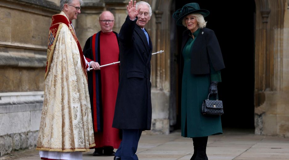 El rey de Inglaterra, Carlos III, en el centro, y la reina Camila llegan a la misa de Pascua en la capilla de San Jorge en el castillo de Windsor, Inglaterra. AP