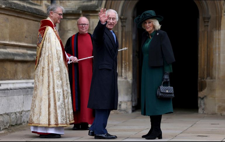 El rey de Inglaterra, Carlos III, en el centro, y la reina Camila llegan a la misa de Pascua en la capilla de San Jorge en el castillo de Windsor, Inglaterra. AP