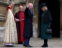 El rey de Inglaterra, Carlos III, en el centro, y la reina Camila llegan a la misa de Pascua en la capilla de San Jorge en el castillo de Windsor, Inglaterra. AP