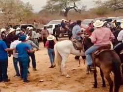 Las dos personas que quedaron lesionadas en el sitio fueron subidas a una camioneta y trasladadas al hospital regional del municipio de Choix. ESPECIAL / SUN / J. CABRERA